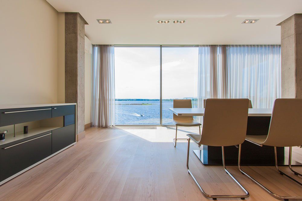 rezidence pērle ar logiem un aizkariem