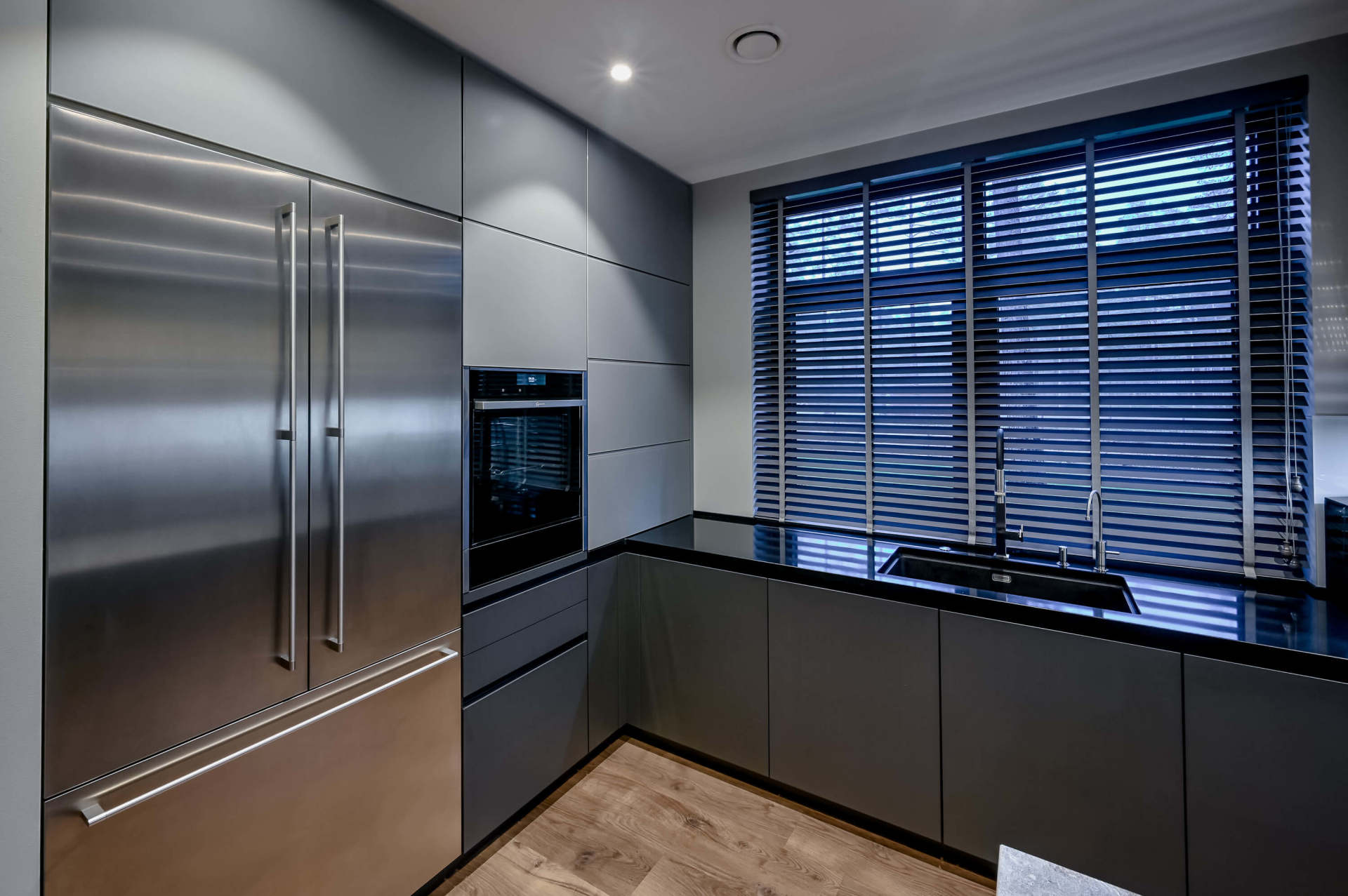 metāla krāsas ledusskapis ar logu un virtuves leti