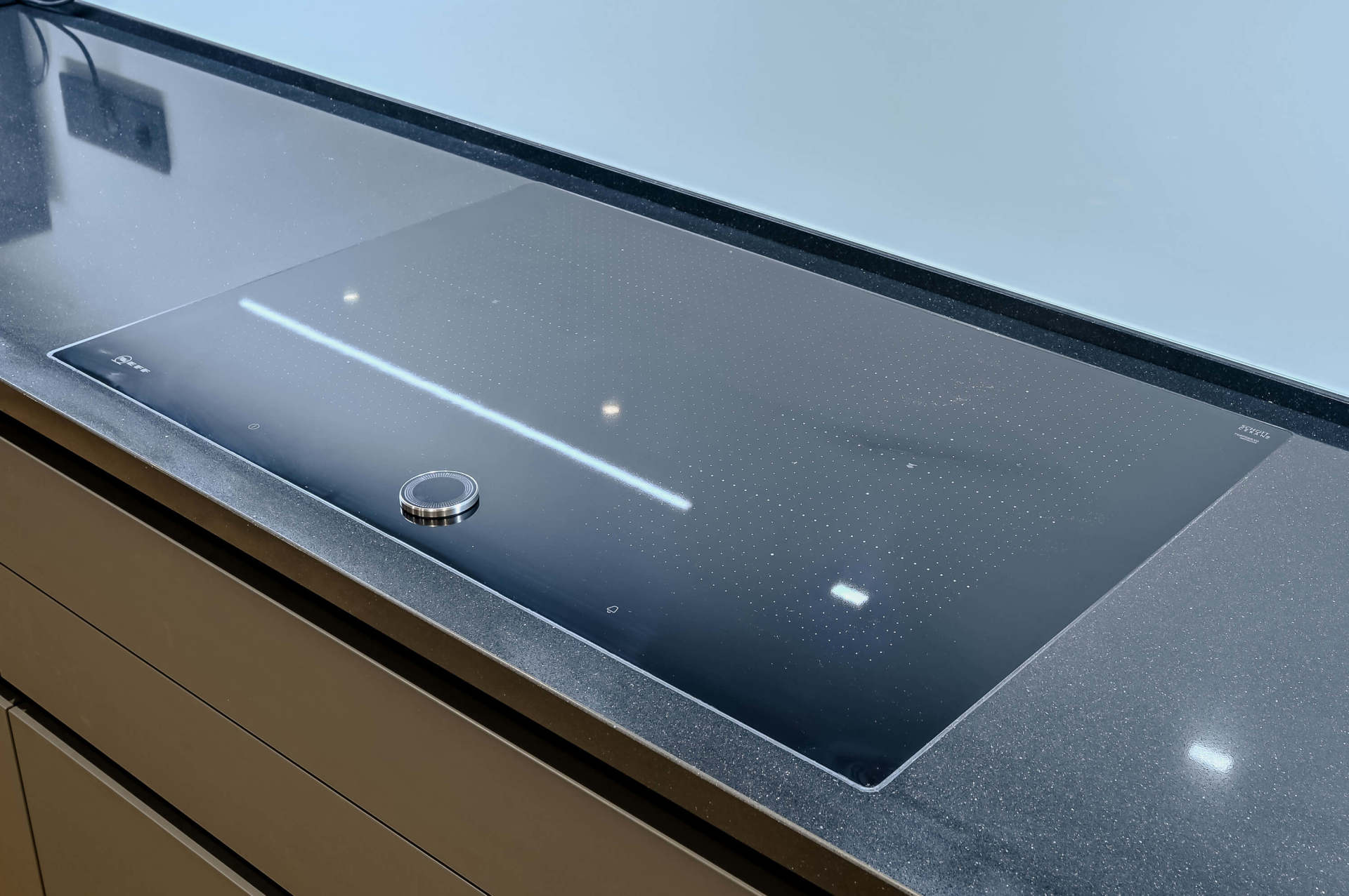 melna elektriskā virsma