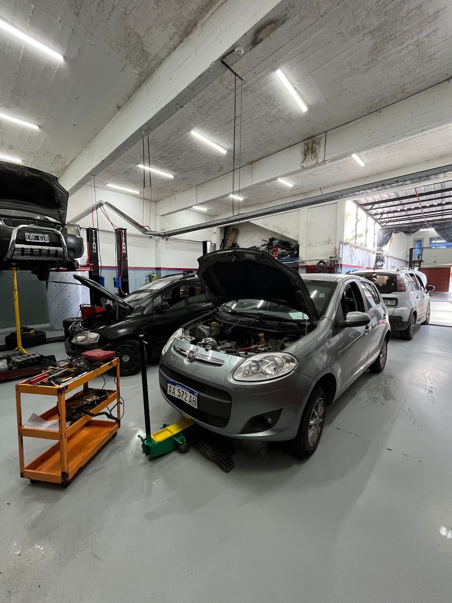 Un grupo de personas están sentadas en escritorios en una oficina.