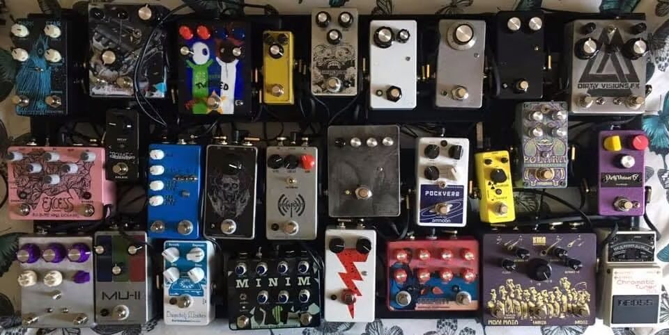 many guitar pedals