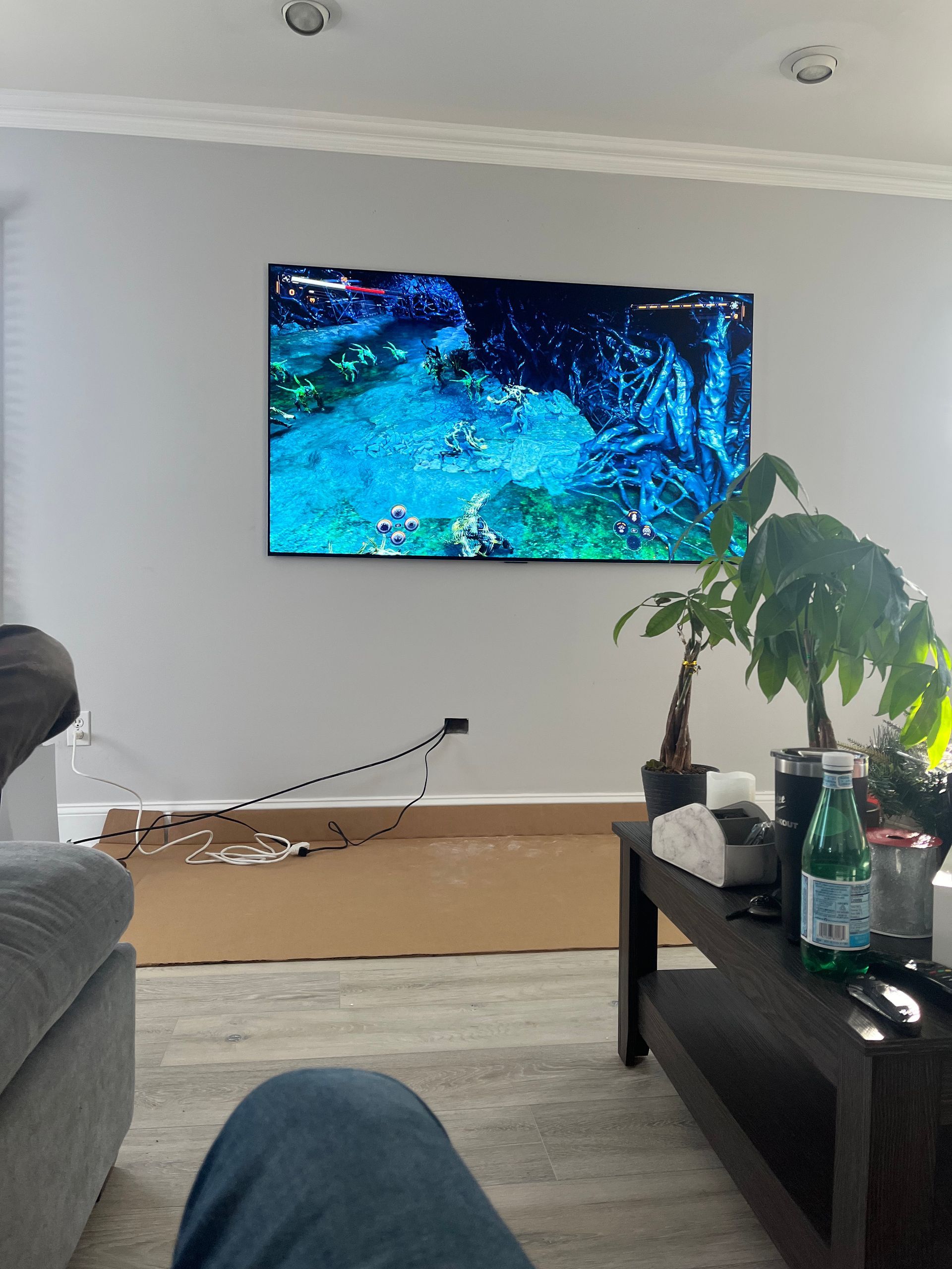A living room with a flat screen tv on the wall
