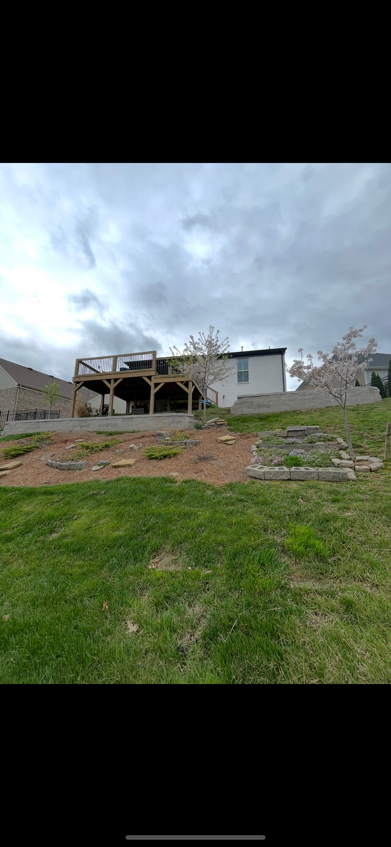 A house is sitting in the middle of a grassy field.