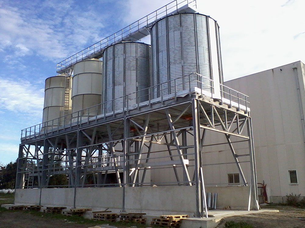 struttura con silos per industria agroalimentare