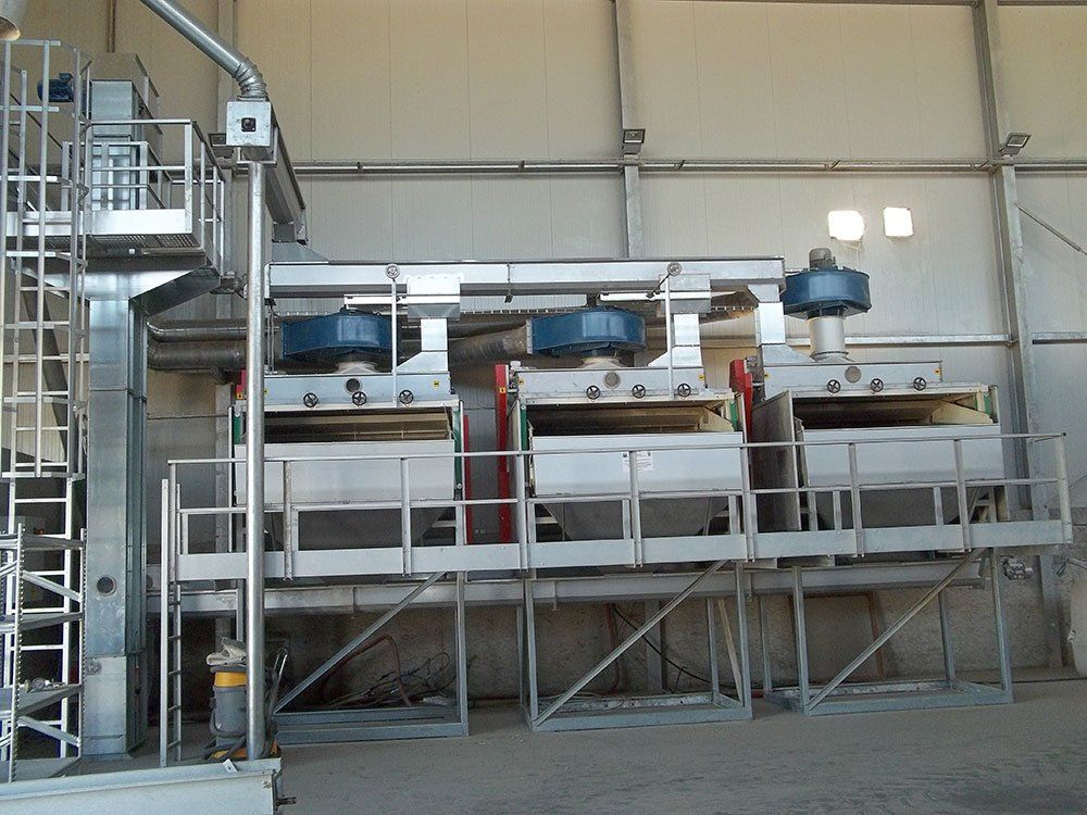 macchinari in serie in impianto agroalimentare