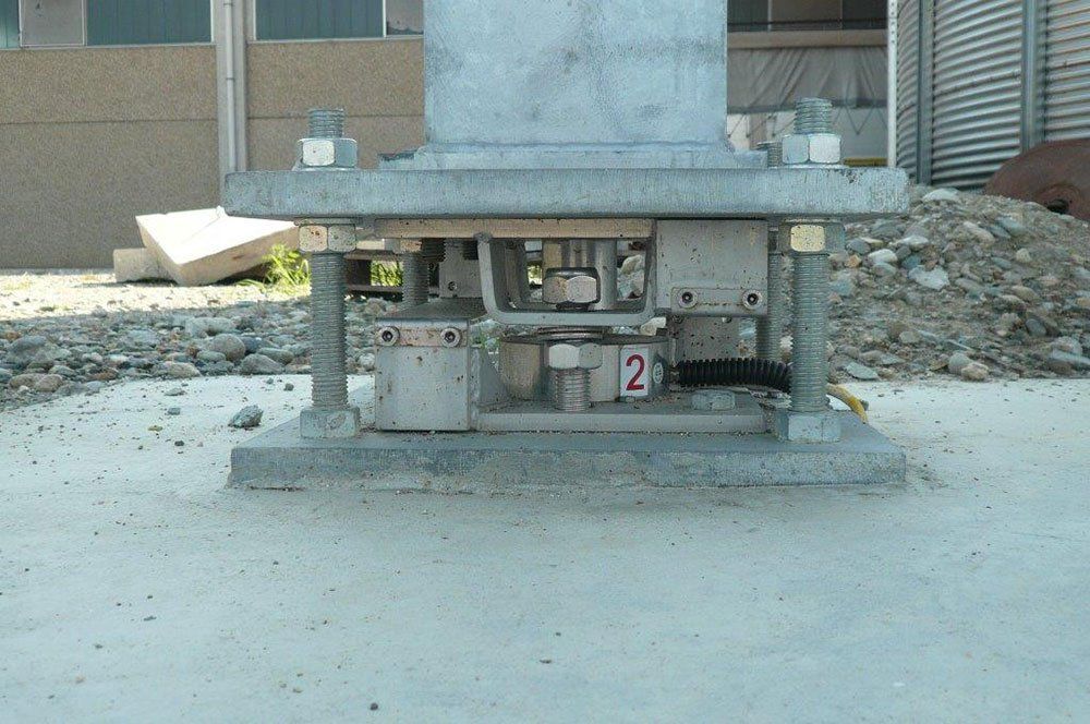 base di una torre con cisterna per cereali