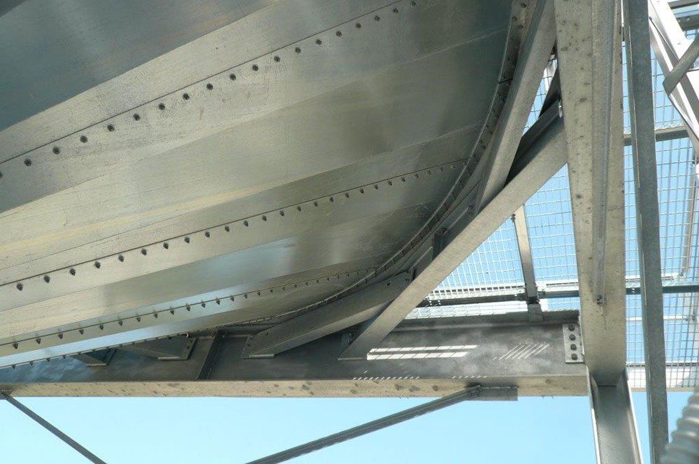 griglia di camminamento per cisterna in impianto industriale