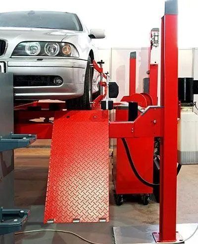auto su ponte sollevatore per una riparazione