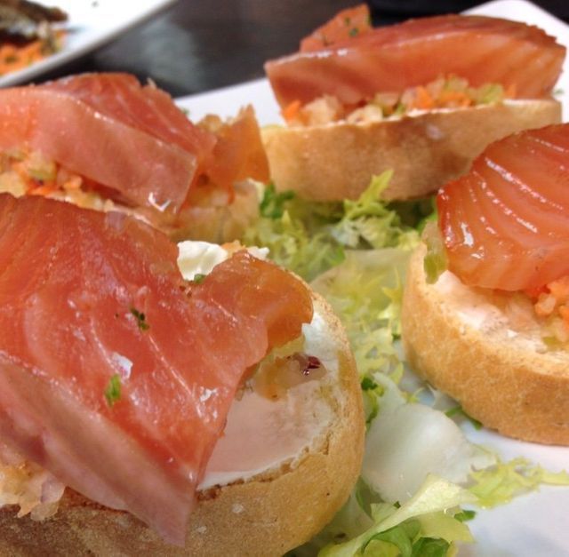 crostini con salmone