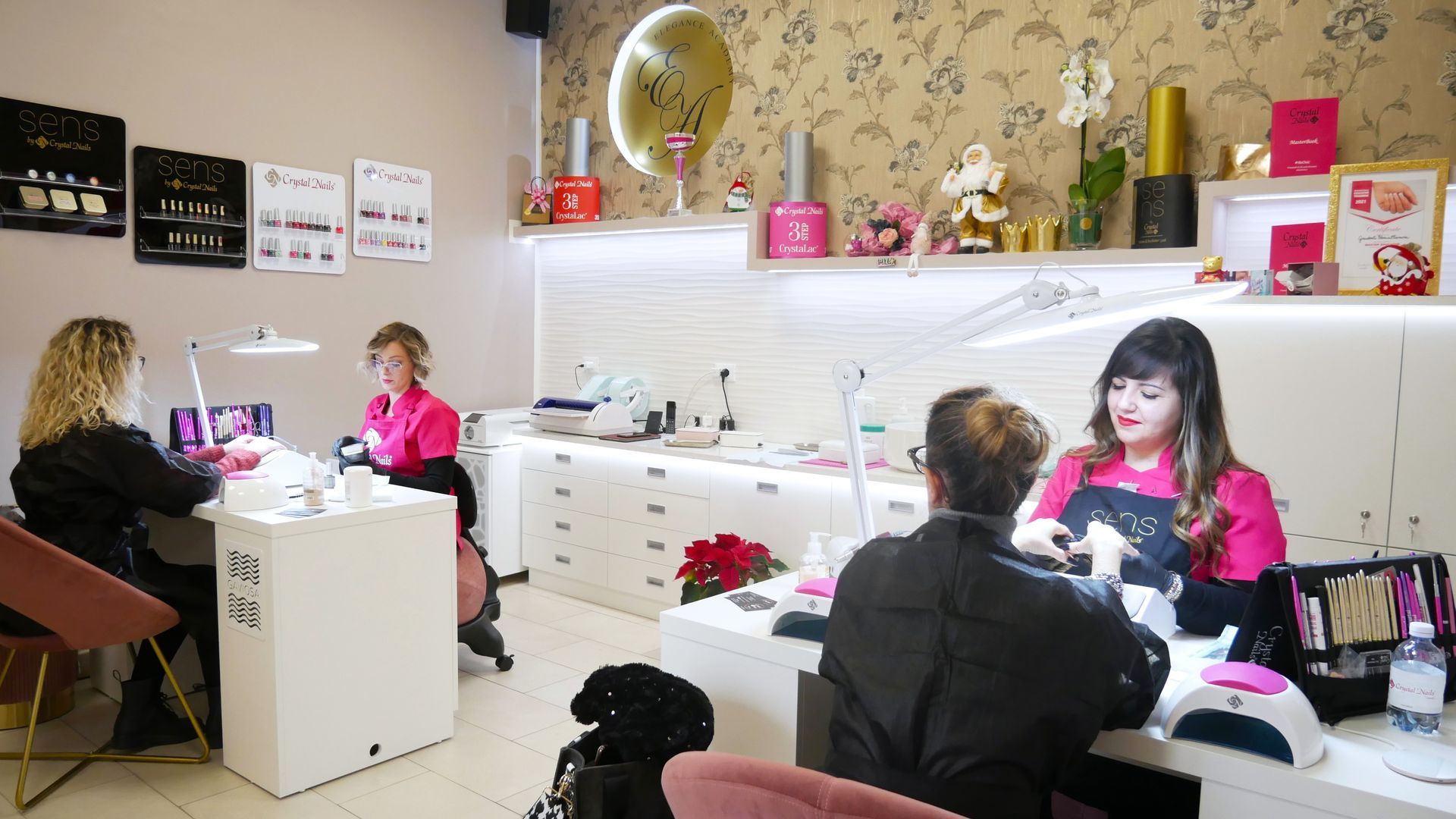 un gruppo di donne sta facendo manicure in un salone di bellezza .