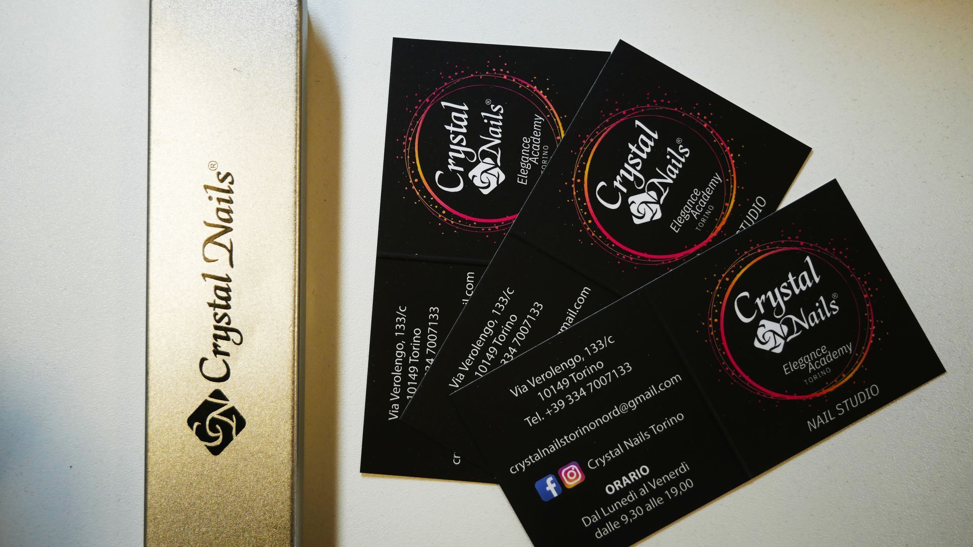 un paio di biglietti da visita neri sono seduti su un tavolo .