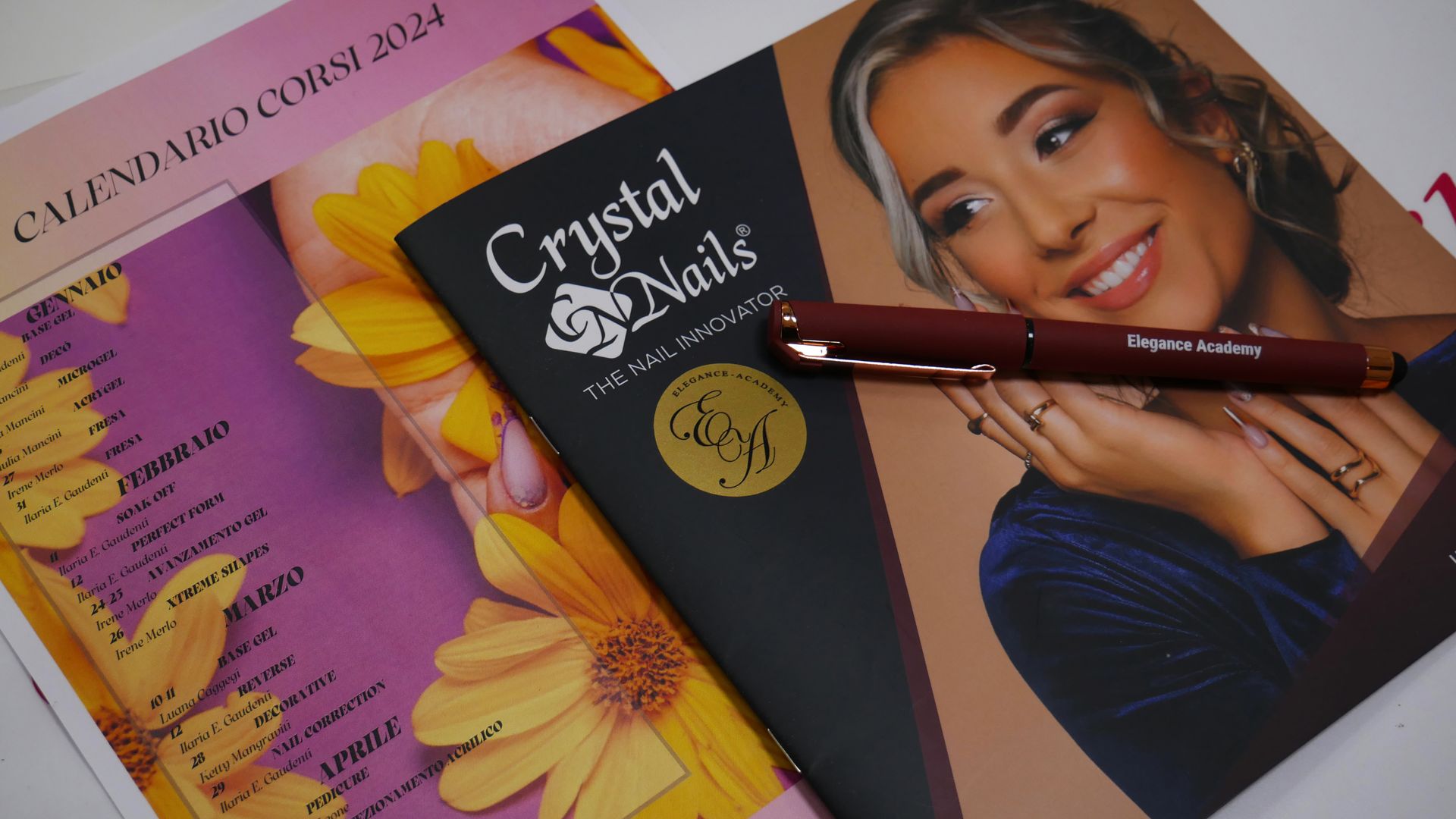 un calendario e una penna di cristal nails