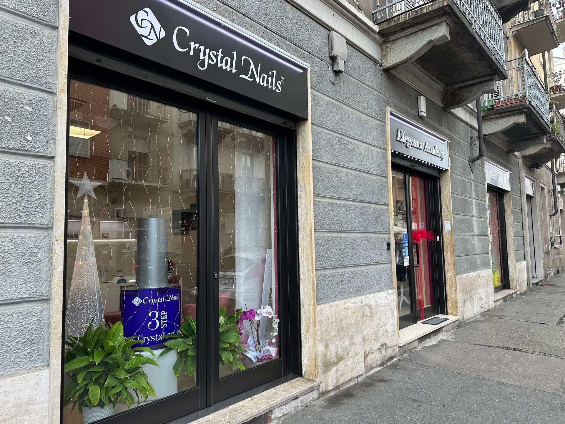 l' esterno di un negozio di unghie con una grande finestra .