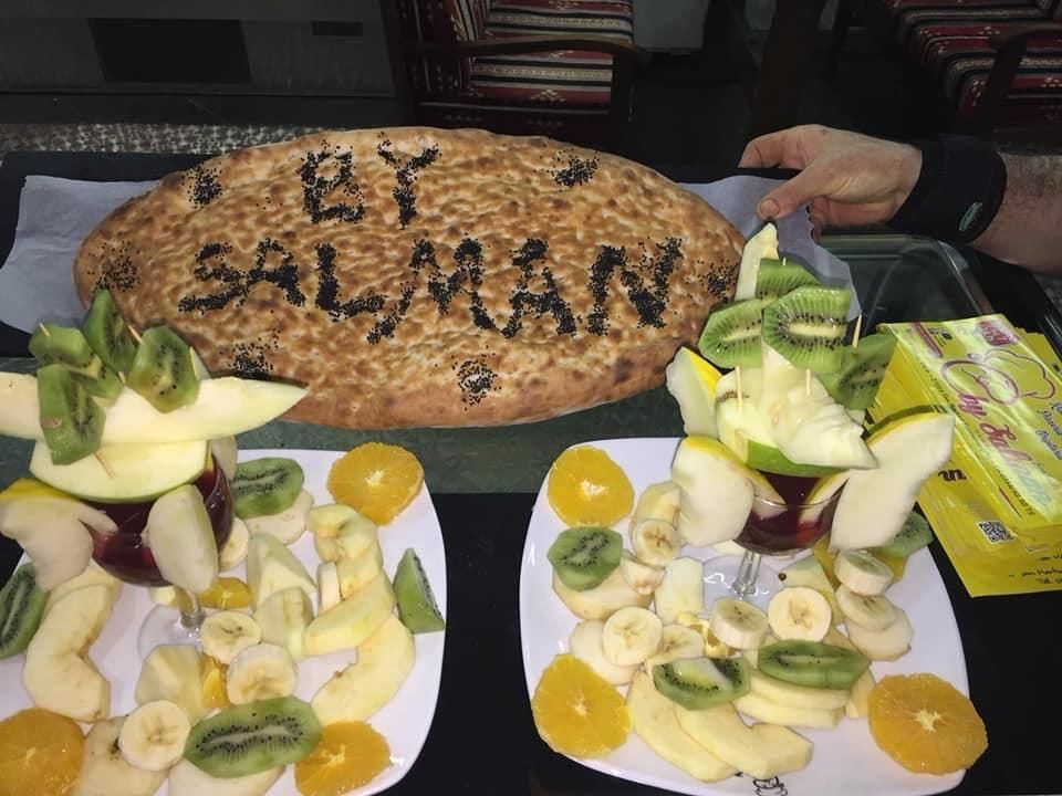 Un grande pane con la scritta 