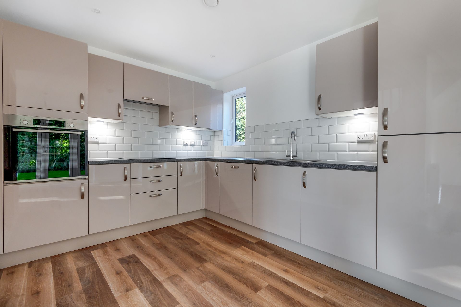 Porter Gloss Cashmere (Redwood) By Mid Sussex Homes Ltd