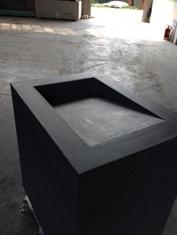 Interno di una stanza in costruzione con pareti in cartongesso bianco, una grande finestra ad arco e telai delle porte non rifiniti.