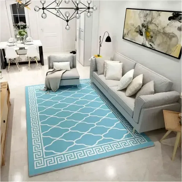 Una sala de estar con un sofá y una alfombra azul