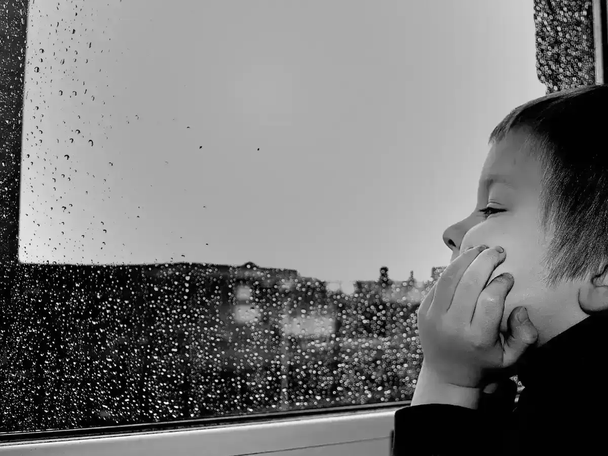 Pink noise, like rainfall, is a sound that decreases in energy as the frequency increases. It offers a soothing, balanced sound that is beneficial for sleep improvement.