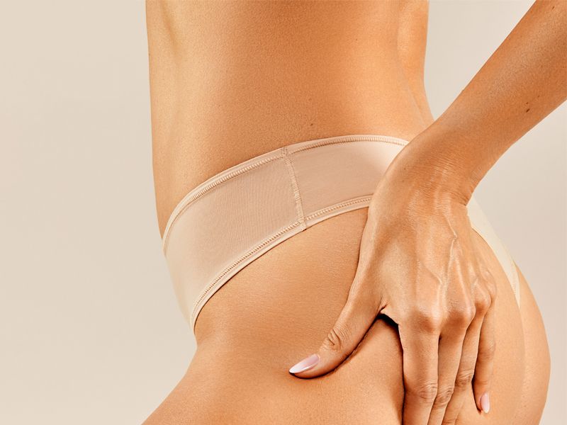Seitliche Nahaufnahme der Haut ab Bauch bis Oberschenkel