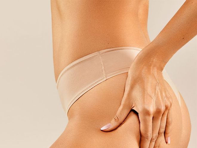 Seitliche Nahaufnahme der Haut ab Bauch bis Oberschenkel