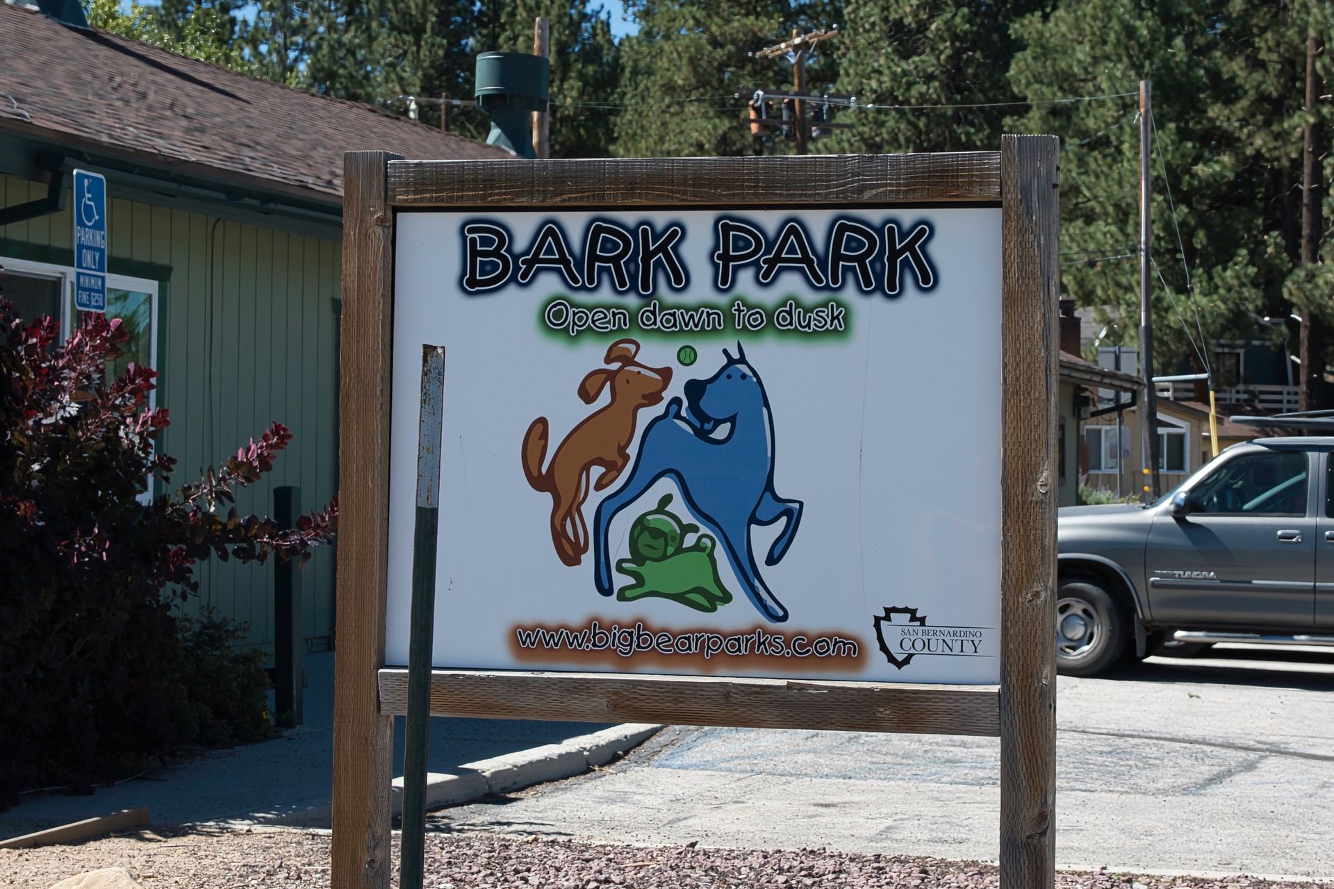 Welcome sign at Bark Park stating that it is open from dawn to dusk