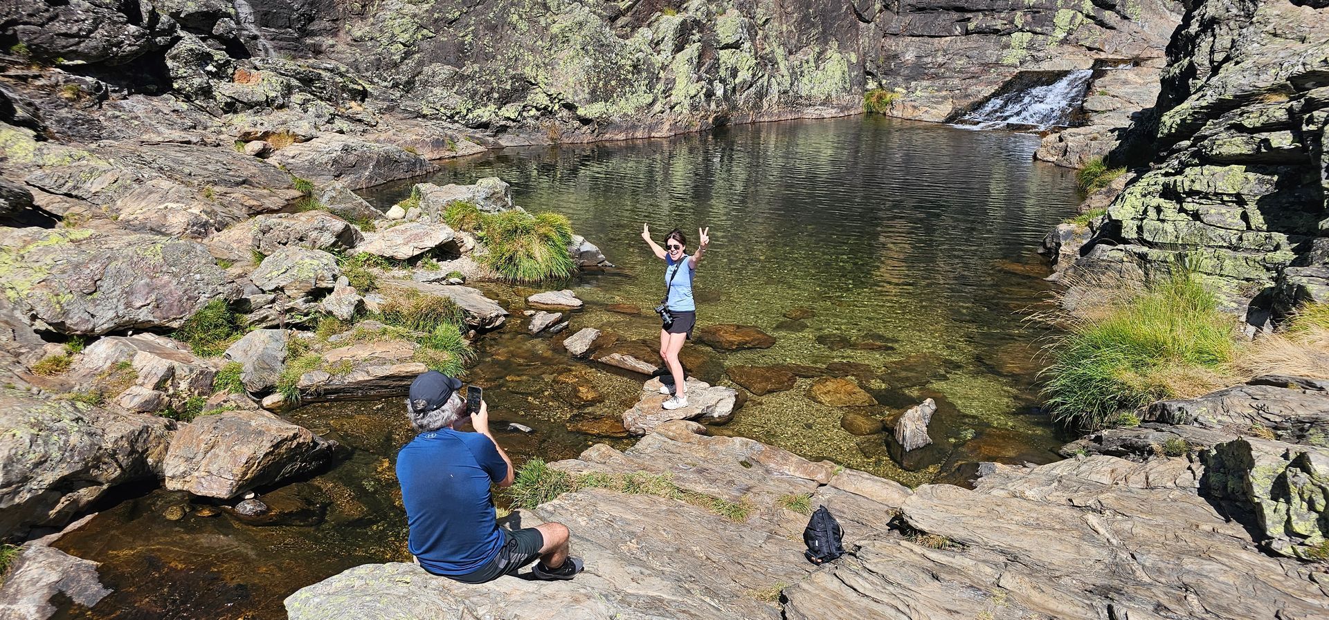 casal diverte-se e tira fotos junto às lagoas no rio olo