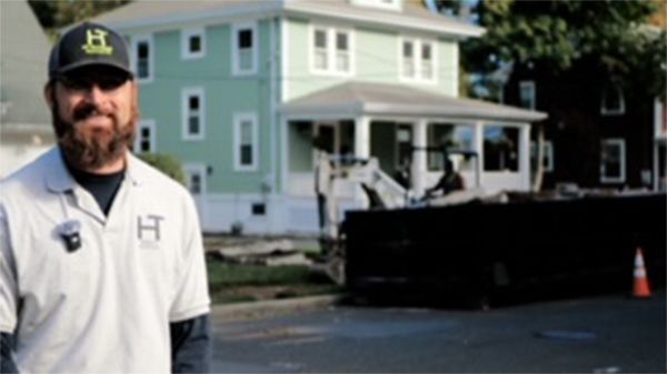 A man wearing a hat with the letter h on it