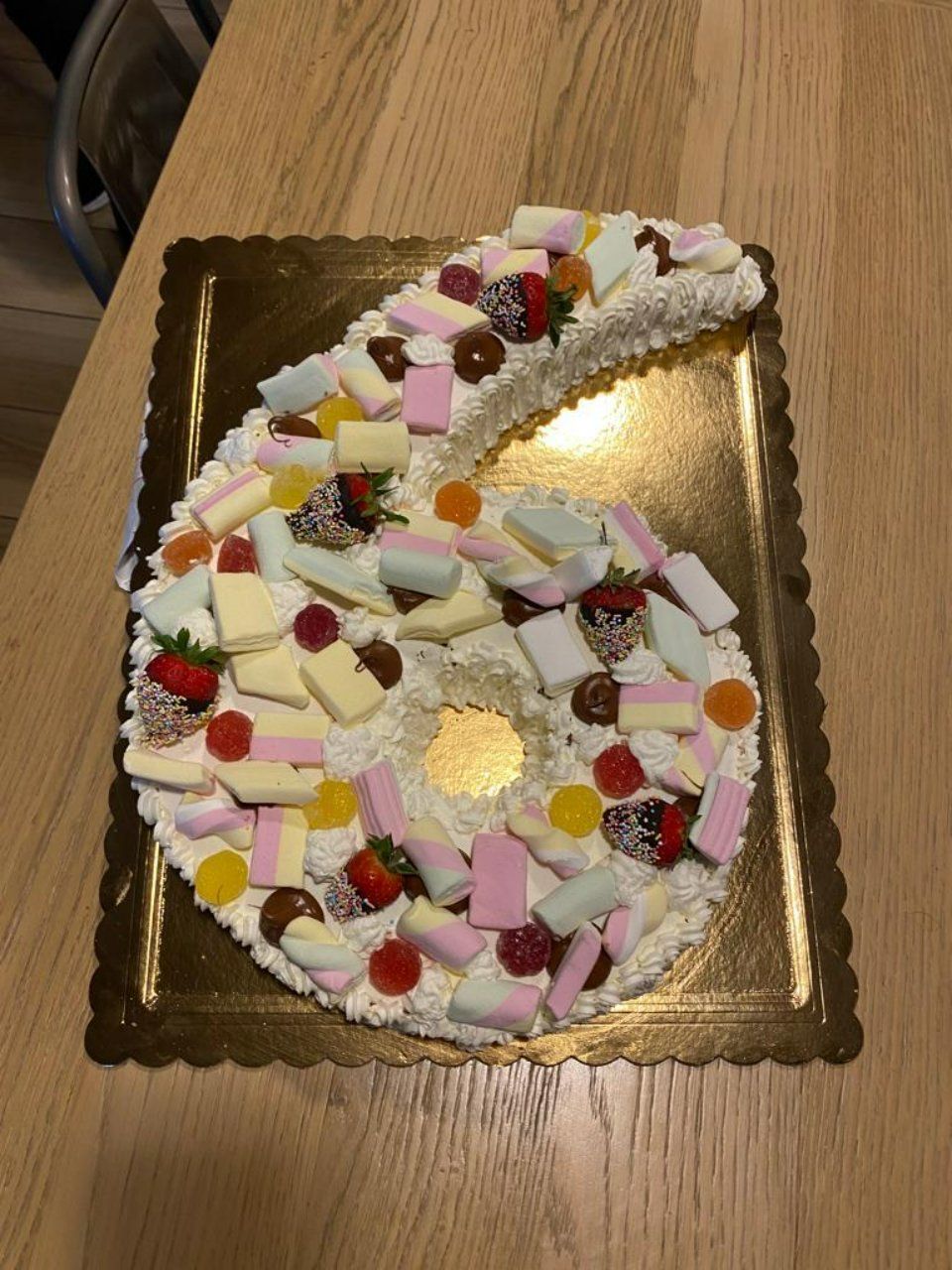 Torta di compleanno a forma di numero sei