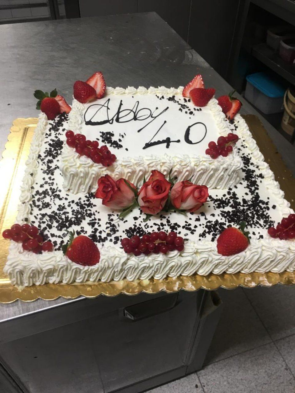 Torta con panna e fragole