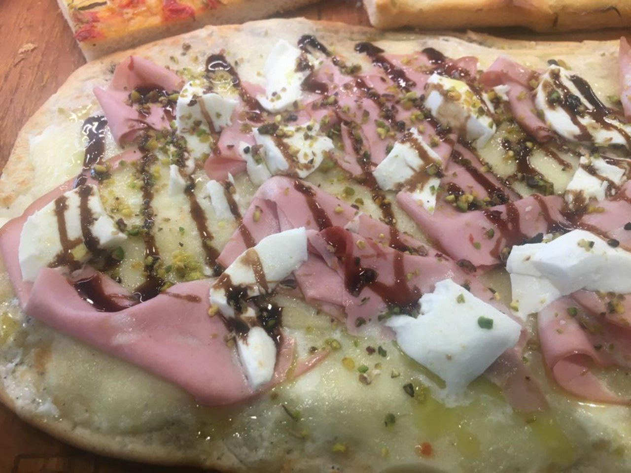 Pizza con mortadella