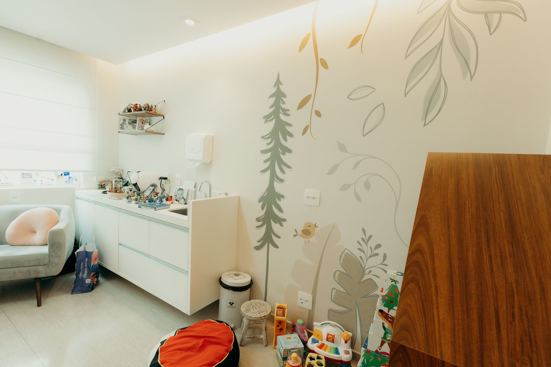 Uma sala de estar com um sofá, uma mesa e uma pintura na parede.