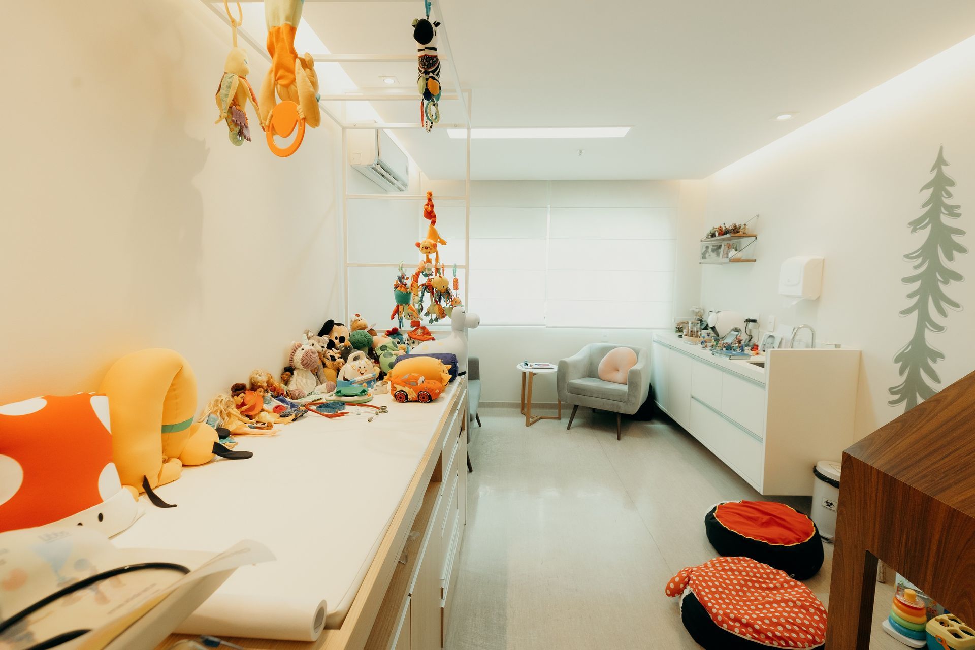 Uma sala cheia de muitos bichos de pelúcia e brinquedos.