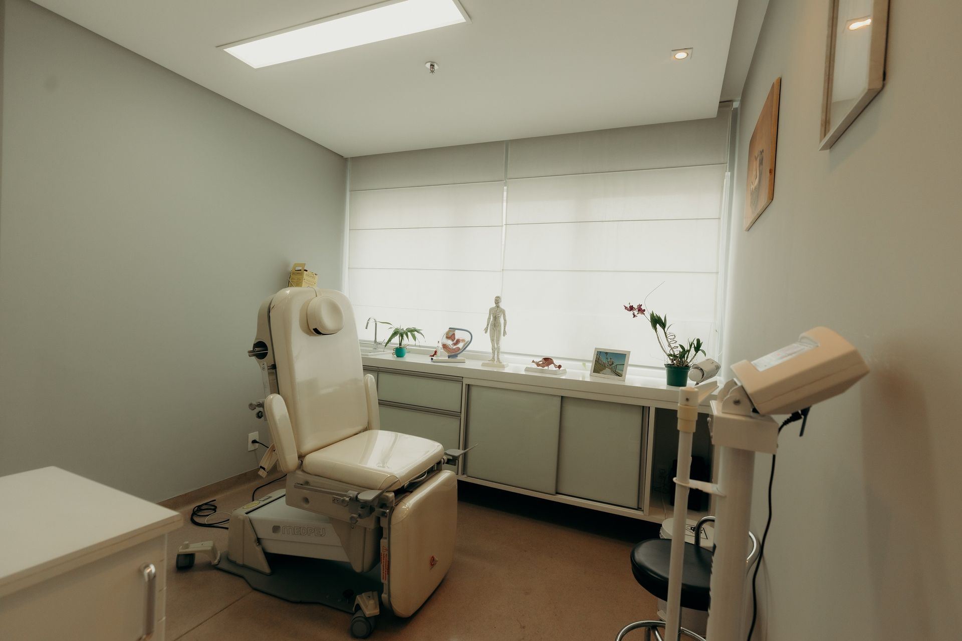 Há uma cadeira no meio da sala.