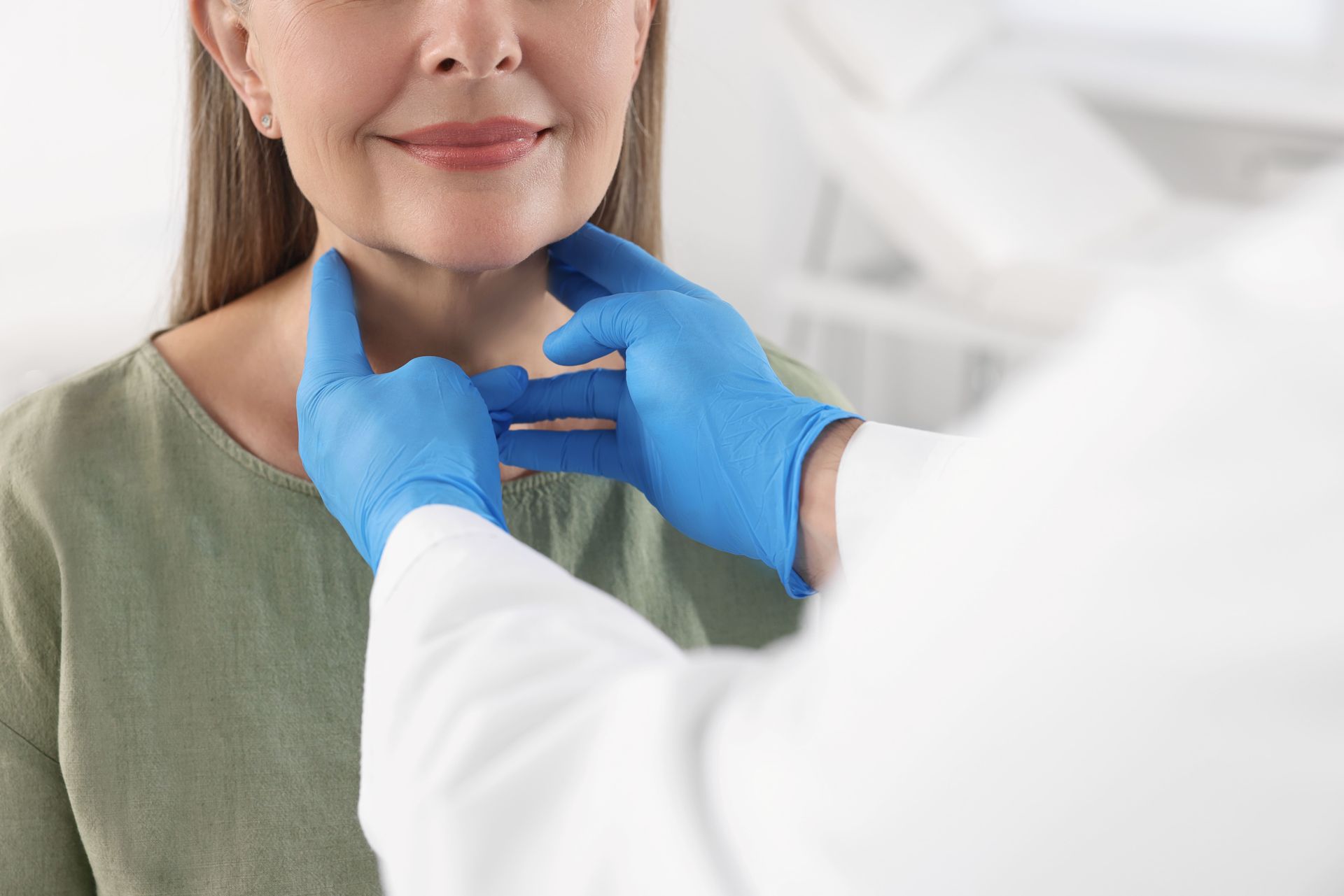 Foto de médico examinando pescoço de paciente