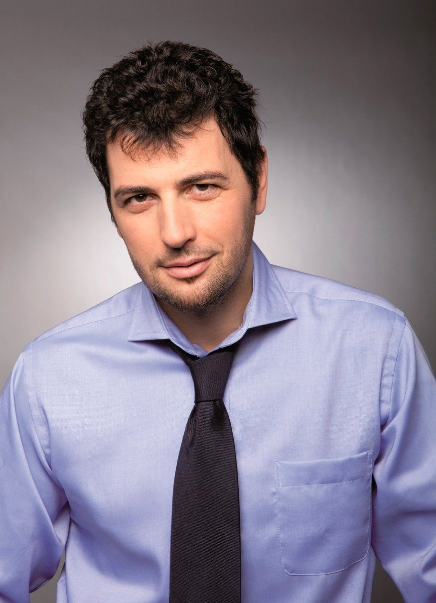 Inversiones Barí Ltda. hombre con peluca