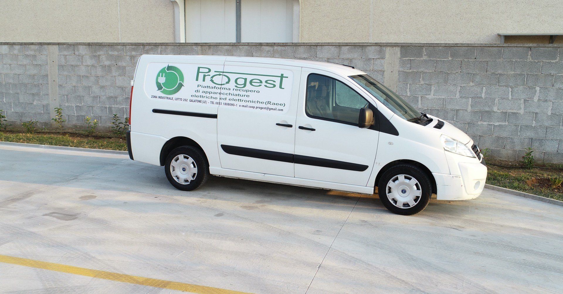 furgoncino della società cooperativa per la gestione di rifiuti elettrici