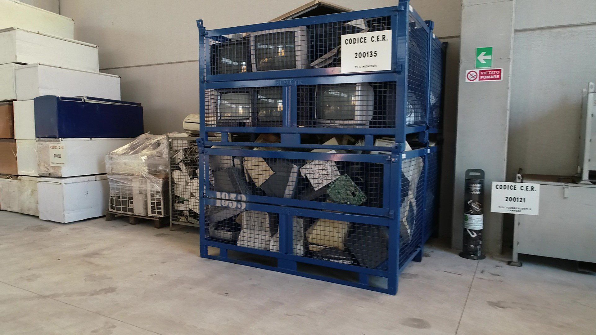 raccolta di schermi, PC e rifiuti elettronici