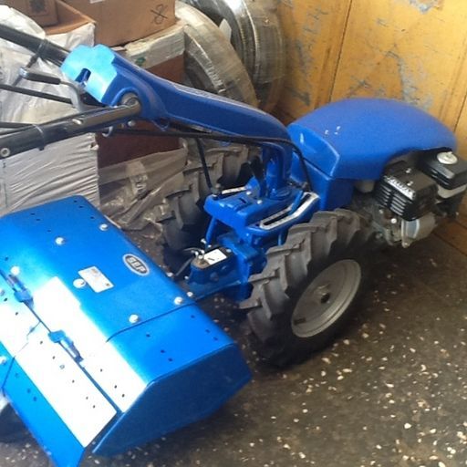 Un trattore blu con la scritta Ford sopra