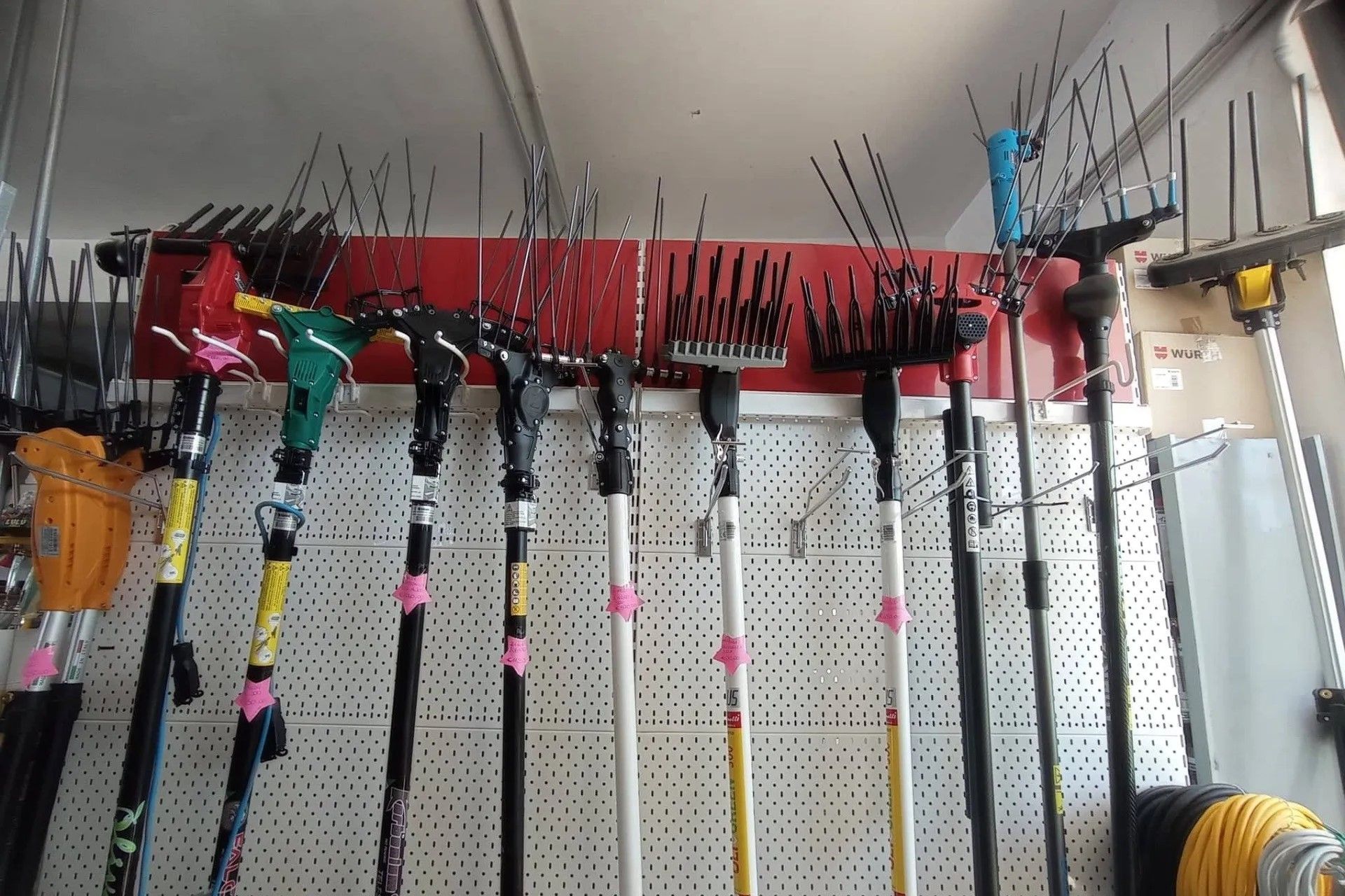 Un mucchio di attrezzi da giardinaggio appesi a un muro