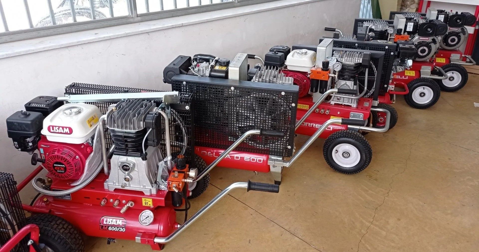 Una fila di compressori d'aria sono allineati in una stanza