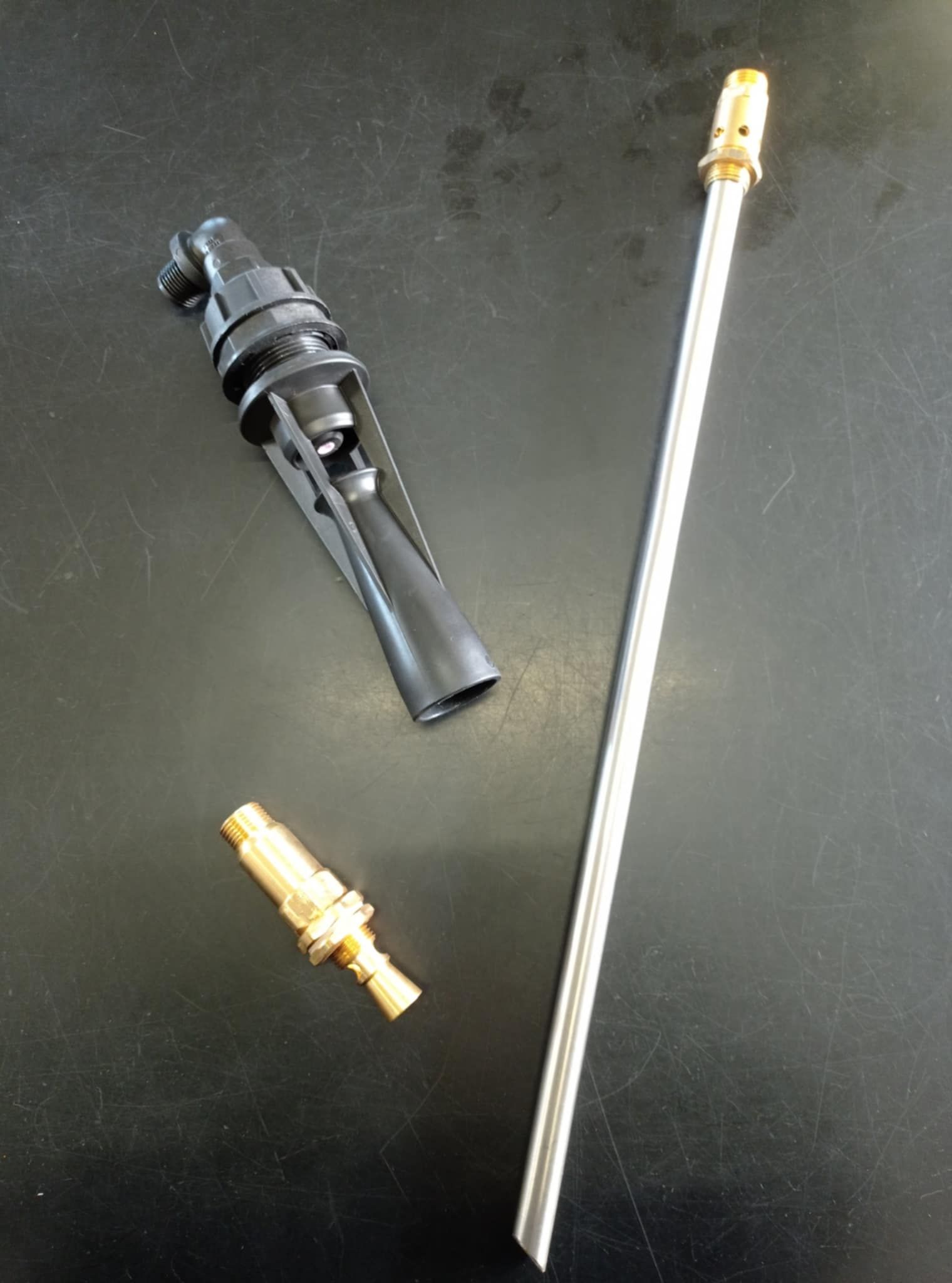 Un pezzo di metallo è appoggiato su un tavolo accanto a un altro pezzo di metallo