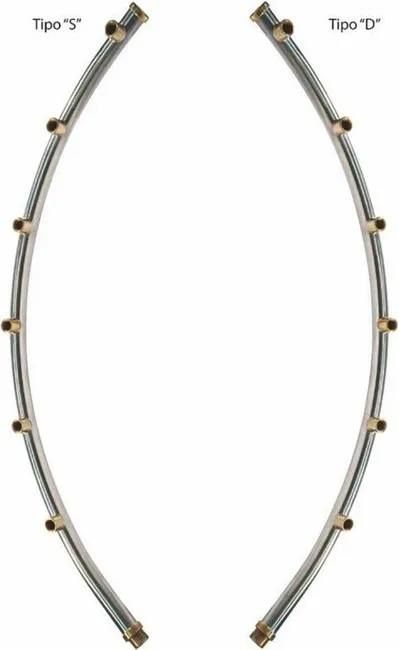 Due tubi in acciaio inossidabile con raccordi in ottone su sfondo bianco.