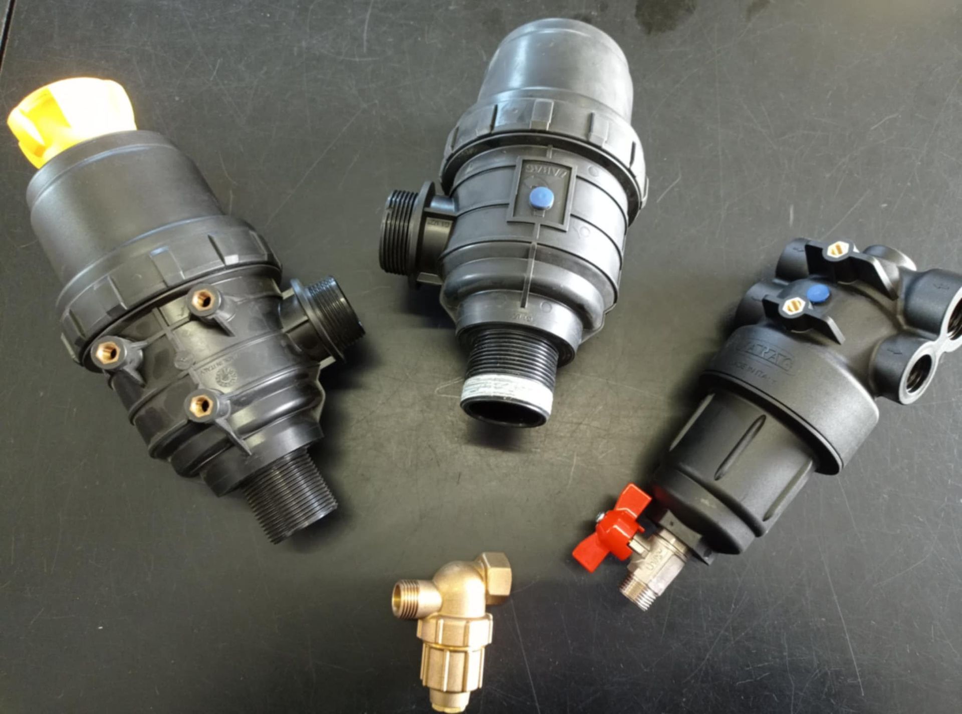 Tre diversi tipi di filtri sono appoggiati su un tavolo