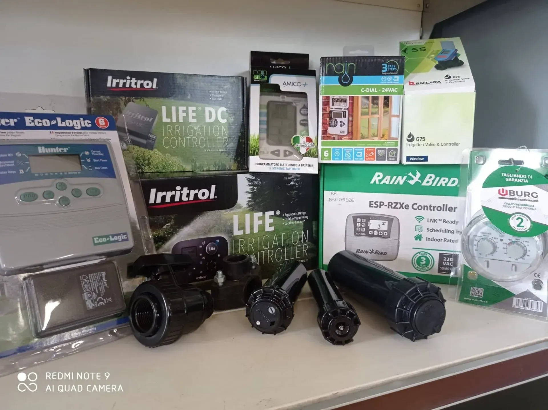 Un mucchio di attrezzatura per l'irrigazione è appoggiato su un tavolo.