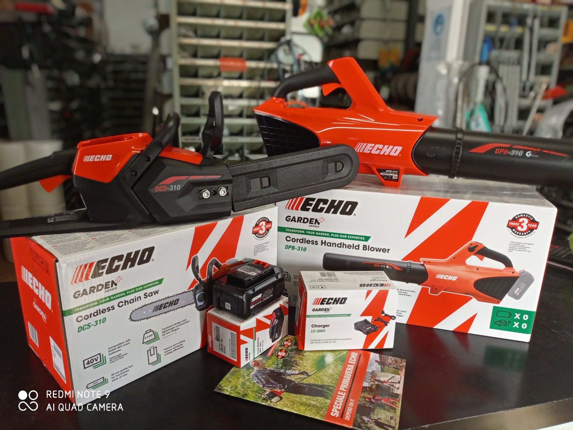 Una motosega e un soffiatore sono appoggiati su un tavolo in un negozio.