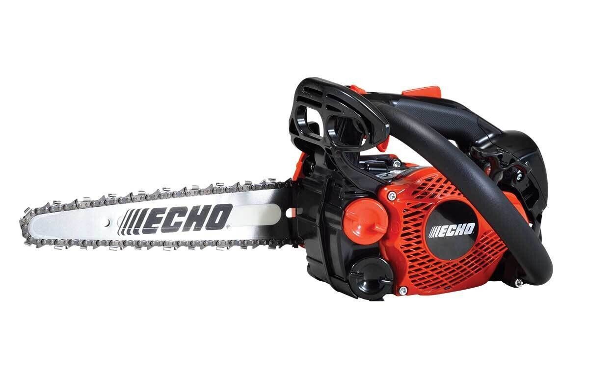 Una motosega Echo rossa e nera su sfondo bianco.