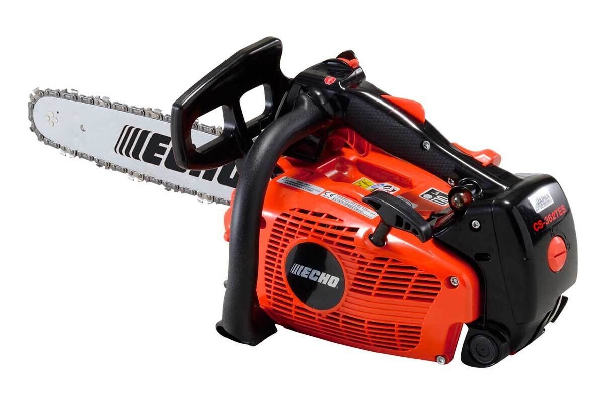 Una motosega è appoggiata su una superficie bianca.