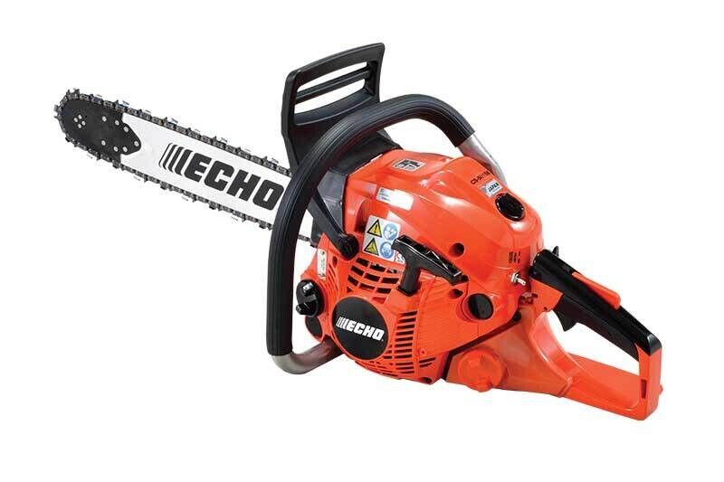 Una motosega è appoggiata su una superficie bianca.