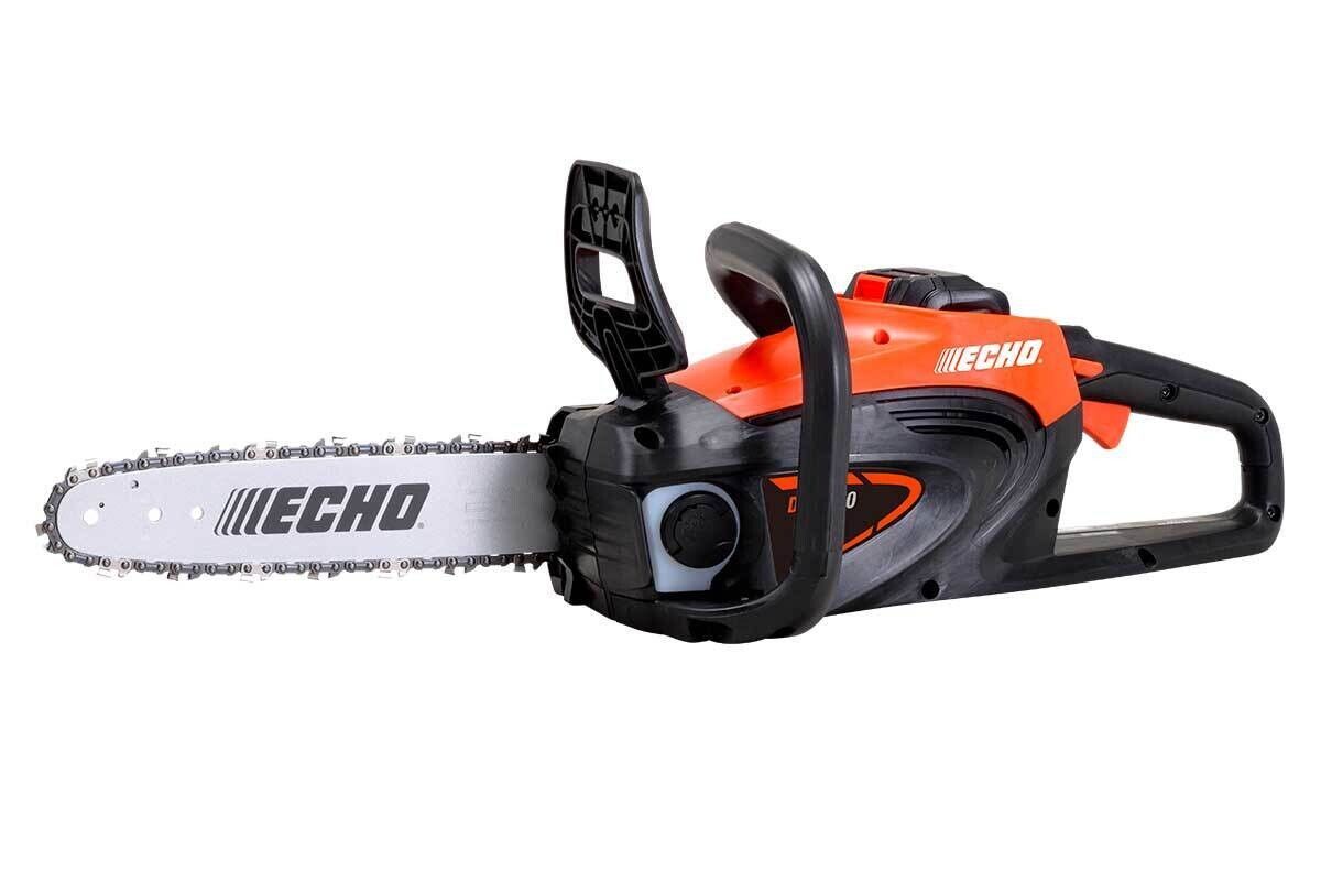 Una motosega è appoggiata su una superficie bianca.