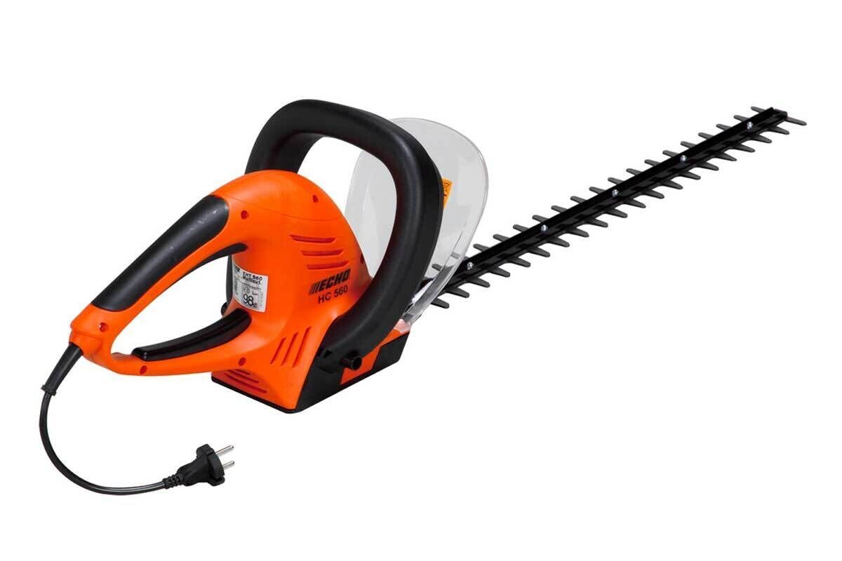 Un tagliasiepi arancione e nero con un cavo attaccato